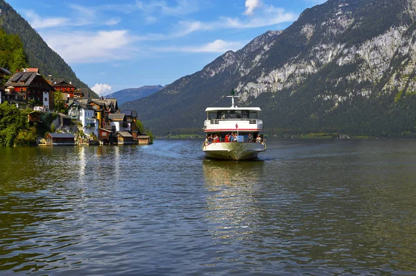 奥地利哈尔斯塔特湖上的游轮 — 图库照片