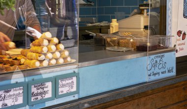 Avusturya Hallstatt caddelerinde geleneksel abur cuburlar satılıyor