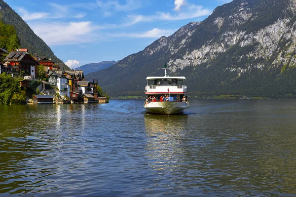 乘坐游轮哈尔斯塔特湖 奥地利 — 图库照片
