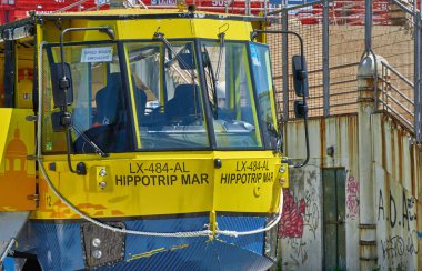 Tagus nehri rıhtımındaki sevimli turistik gemi. Lisboa, Portekiz