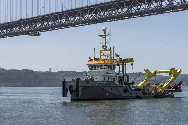 Buque Industrial Bajo Puente Del Abril Sobre Río Tajo Lisboa — Foto de Stock