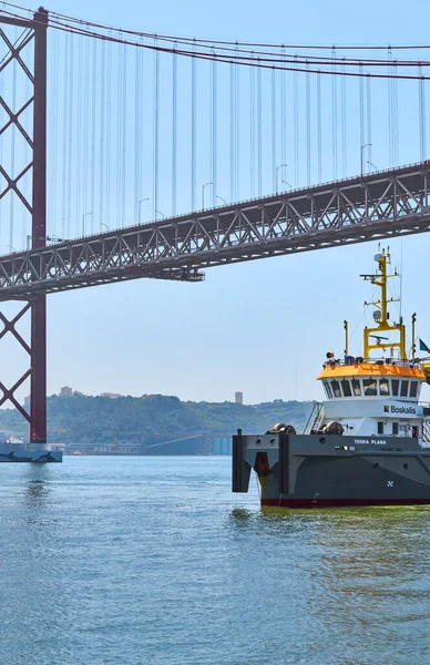 Průmyslová Loď Pod Mostem Dubna Řece Tagus Lisboa Portugalsko — Stock fotografie