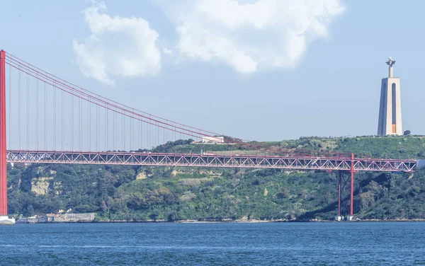 View 25Th April Bridge Cristo Rey Statue — Stock Photo, Image