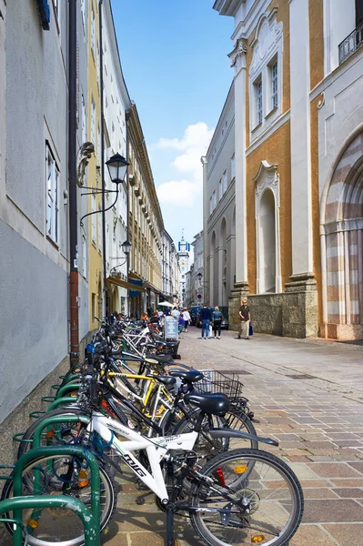 Bisikletler Salzburg Sokaklarında Park Halindeler — Stok fotoğraf