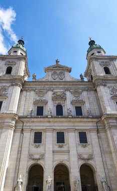Ana şehir katedralinde ön cephe. Salzburg, Avusturya