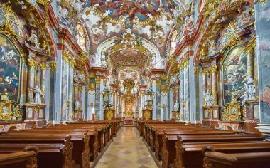 Avusturya, Wilhering Manastırı 'ndaki kilisenin iç mimarisi çok etkileyici.