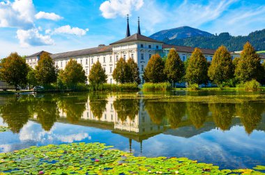 Avusturya 'daki Admont Abbey parkında manzara göleti
