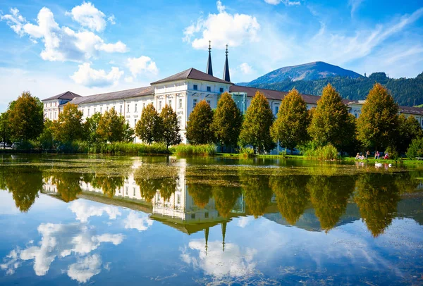 Avusturya 'daki Admont Abbey parkında manzara göleti