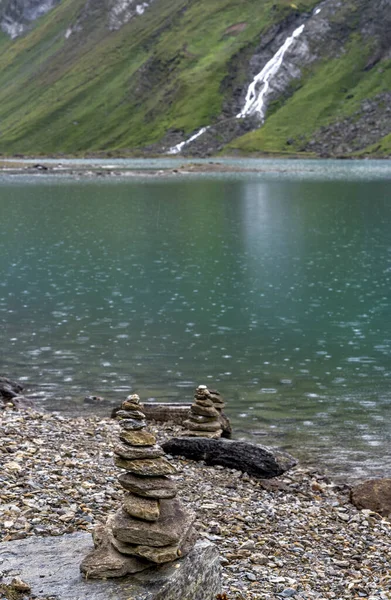 Stenpyramider Sjön Stranden Vid Grossglockner Alpin Väg Regnig Dag — Stockfoto
