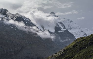 Grossglockner Alp yolunda bulutlarda karlı zirveler, Avusturya