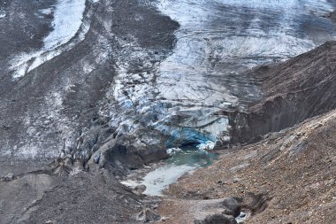 Grossglockner Alp Yolu 'ndaki Pasterze buzulunun eriyen suları