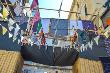 Fiesta Major de Gracia, Placeta Sant Miquel i Rodalia, Barselona, İspanya - Ağustos 2019. Gracia ilçesinin dekore edilmiş caddeleri. 