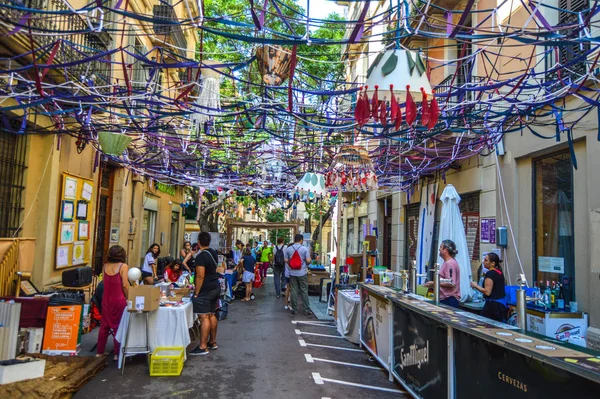 Fiesta Major de Gracia, Placeta Sant Miquel i Rodalia, Barselona, İspanya - Ağustos 2019. Gracia ilçesinin dekore edilmiş caddeleri. 