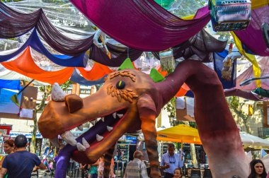 Fiesta Major de Gracia, Placa Vila de Gracia, Barcelona, İspanya - Ağustos 2019. Gracia ilçesinin dekore edilmiş caddeleri. 