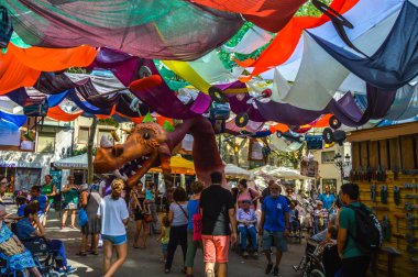 Fiesta Major de Gracia, Placa Vila de Gracia, Barcelona, İspanya - Ağustos 2019. Gracia ilçesinin dekore edilmiş caddeleri. 