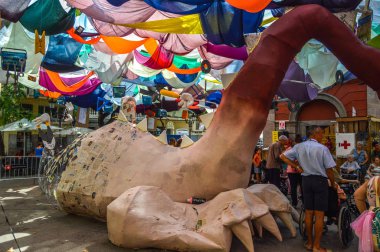Fiesta Major de Gracia, Placa Vila de Gracia, Barcelona, İspanya - Ağustos 2019. Gracia ilçesinin dekore edilmiş caddeleri. 