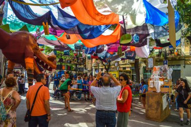 Fiesta Major de Gracia, Placa Vila de Gracia, Barcelona, İspanya - Ağustos 2019. Gracia ilçesinin dekore edilmiş caddeleri. 