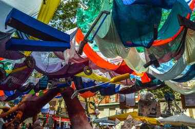 Fiesta Major de Gracia, Placa Vila de Gracia, Barcelona, İspanya - Ağustos 2019. Gracia ilçesinin dekore edilmiş caddeleri. 
