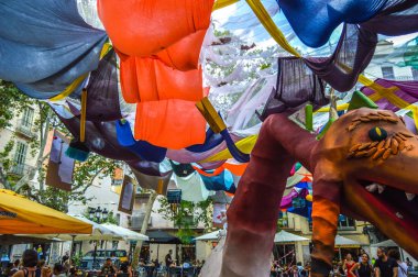 Fiesta Major de Gracia, Placa Vila de Gracia, Barcelona, İspanya - Ağustos 2019. Gracia ilçesinin dekore edilmiş caddeleri. 