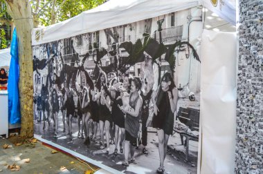 Fiesta Major de Gracia, Placa Rovira i Trias, Barcelona, İspanya - Ağustos 2019. Gracia ilçesinin dekore edilmiş caddeleri. 