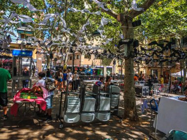 Fiesta Major de Gracia, Placa Rovira i Trias, Barcelona, İspanya - Ağustos 2019. Gracia ilçesinin dekore edilmiş caddeleri. 