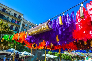 Fiesta Major de Gracia, Placa Poble Romani, Barcelona, İspanya - Ağustos 2019. Gracia ilçesinin dekore edilmiş caddeleri. 