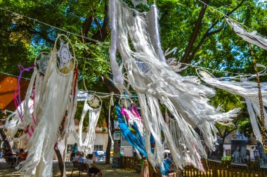 Fiesta Major de Gracia, Placa del Nord, Barcelona, İspanya - Ağustos 2019. Gracia ilçesinin dekore edilmiş caddeleri. 