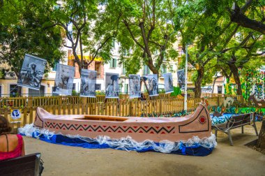 Fiesta Major de Gracia, Placa del Nord, Barcelona, İspanya - Ağustos 2019. Gracia ilçesinin dekore edilmiş caddeleri. 