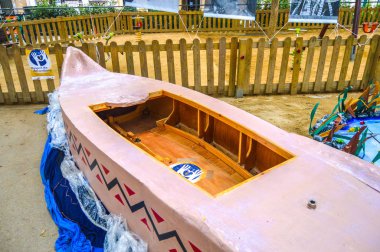 Fiesta Major de Gracia, Placa del Nord, Barcelona, İspanya - Ağustos 2019. Gracia ilçesinin dekore edilmiş caddeleri. 