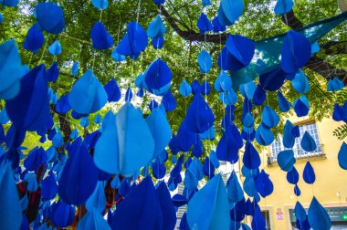 Fiesta Major de Gracia, Placa del Nord, Barcelona, İspanya - Ağustos 2019. Gracia ilçesinin dekore edilmiş caddeleri. 