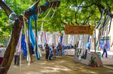 Fiesta Major de Gracia, Placa del Nord, Barcelona, İspanya - Ağustos 2019. Gracia ilçesinin dekore edilmiş caddeleri. 