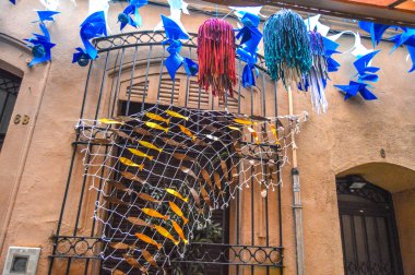 Fiesta Major de Gracia, Carrer Tordera, Barcelona, İspanya - Ağustos 2019. Gracia ilçesinin dekore edilmiş caddeleri. 