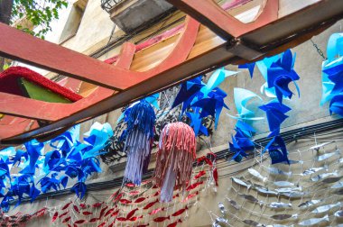 Fiesta Major de Gracia, Carrer Tordera, Barcelona, İspanya - Ağustos 2019. Gracia ilçesinin dekore edilmiş caddeleri. 
