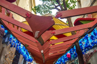 Fiesta Major de Gracia, Carrer Tordera, Barcelona, İspanya - Ağustos 2019. Gracia ilçesinin dekore edilmiş caddeleri. 