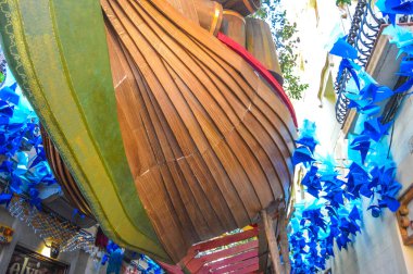 Fiesta Major de Gracia, Carrer Tordera, Barcelona, İspanya - Ağustos 2019. Gracia ilçesinin dekore edilmiş caddeleri. 