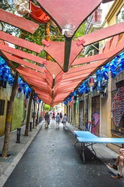 Fiesta Major de Gracia, Carrer Tordera, Barcelona, İspanya - Ağustos 2019. Gracia ilçesinin dekore edilmiş caddeleri. 