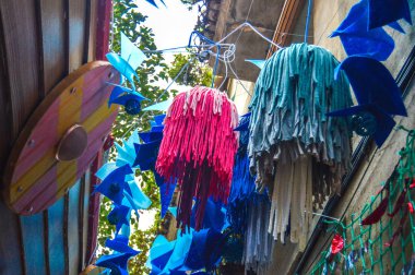 Fiesta Major de Gracia, Carrer Tordera, Barcelona, İspanya - Ağustos 2019. Gracia ilçesinin dekore edilmiş caddeleri. 