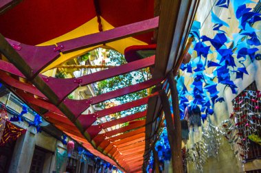 Fiesta Major de Gracia, Carrer Tordera, Barcelona, İspanya - Ağustos 2019. Gracia ilçesinin dekore edilmiş caddeleri. 