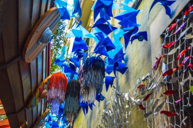 Fiesta Major de Gracia, Carrer Tordera, Barcelona, İspanya - Ağustos 2019. Gracia ilçesinin dekore edilmiş caddeleri. 