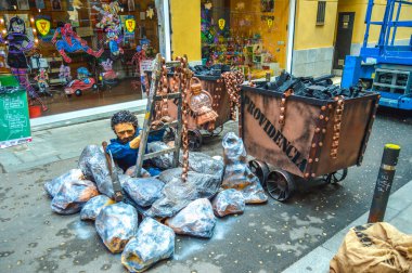 Fiesta Major de Gracia, Carrer Providencia, Barcelona, İspanya - Ağustos 2019. Gracia ilçesinin dekore edilmiş caddeleri. 