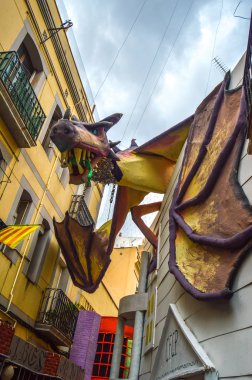 Fiesta Major de Gracia, Carrer Progres, Barcelona, İspanya - Ağustos 2019. Gracia ilçesinin dekore edilmiş caddeleri. 