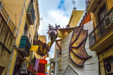 Fiesta Major de Gracia, Carrer Progres, Barcelona, İspanya - Ağustos 2019. Gracia ilçesinin dekore edilmiş caddeleri. 