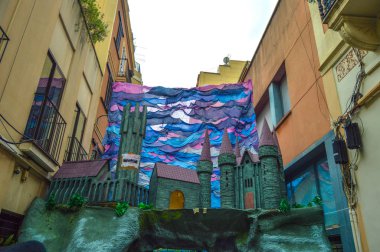 Fiesta Major de Gracia, Carrer Progres, Barcelona, İspanya - Ağustos 2019. Gracia ilçesinin dekore edilmiş caddeleri. 