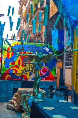 Fiesta Major de Gracia, Carrer Progres, Barcelona, İspanya - Ağustos 2019. Gracia ilçesinin dekore edilmiş caddeleri. 