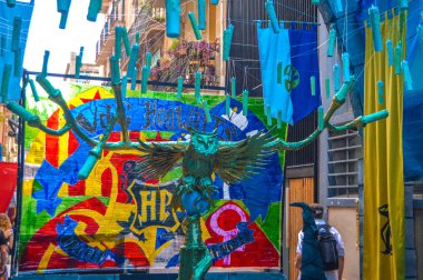 Fiesta Major de Gracia, Carrer Progres, Barcelona, İspanya - Ağustos 2019. Gracia ilçesinin dekore edilmiş caddeleri. 