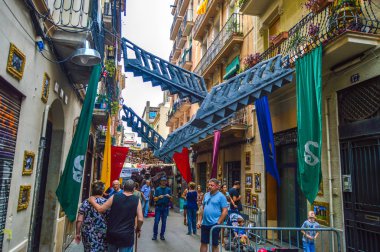 Fiesta Major de Gracia, Carrer Progres, Barcelona, İspanya - Ağustos 2019. Gracia ilçesinin dekore edilmiş caddeleri. 