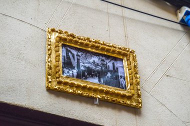 Fiesta Major de Gracia, Carrer Progres, Barcelona, İspanya - Ağustos 2019. Gracia ilçesinin dekore edilmiş caddeleri. 