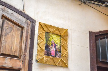 Fiesta Major de Gracia, Carrer Progres, Barcelona, İspanya - Ağustos 2019. Gracia ilçesinin dekore edilmiş caddeleri. 