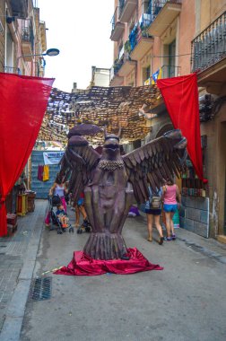 Fiesta Major de Gracia, Carrer Progres, Barcelona, İspanya - Ağustos 2019. Gracia ilçesinin dekore edilmiş caddeleri. 