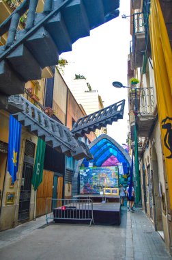 Fiesta Major de Gracia, Carrer Progres, Barcelona, İspanya - Ağustos 2019. Gracia ilçesinin dekore edilmiş caddeleri. 